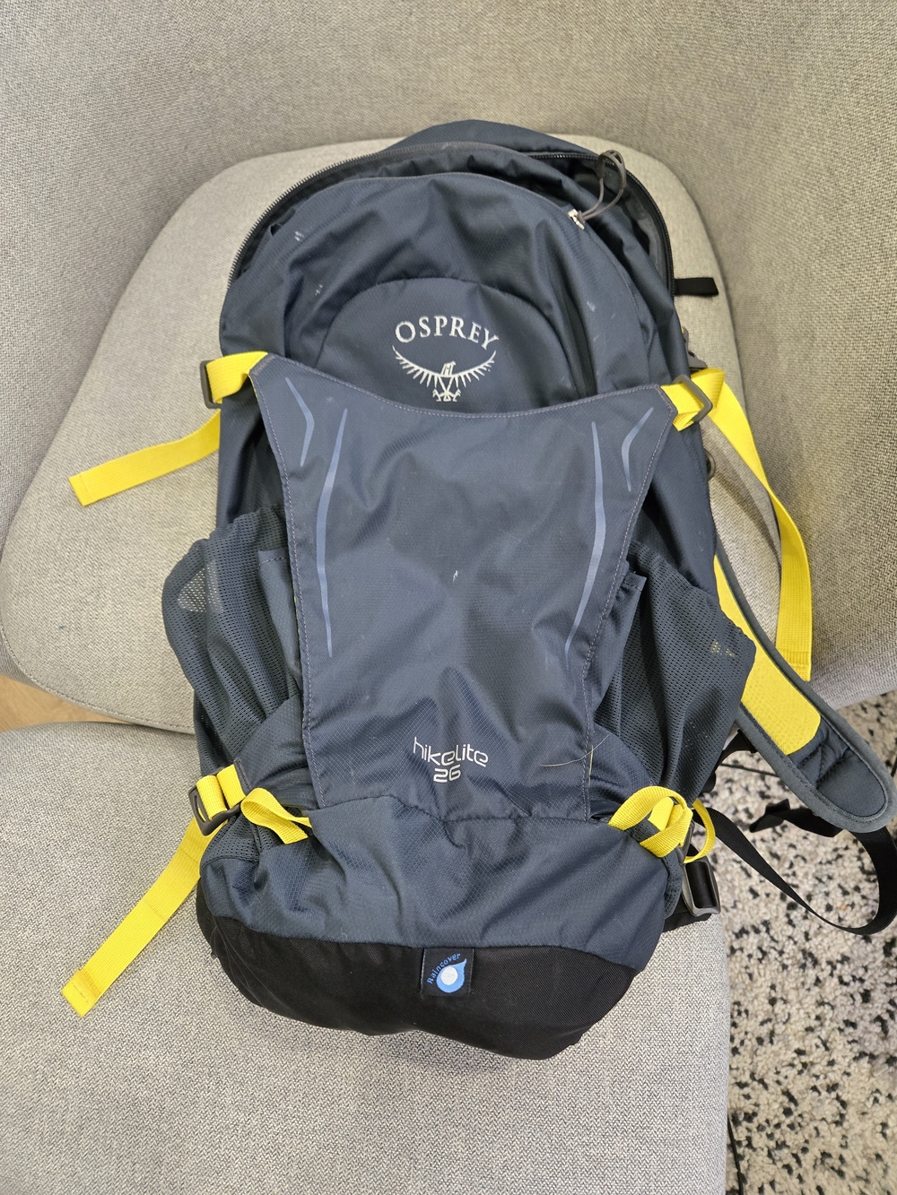 OSPREY Hikelite 26 Backpack in Grey with Yellow Accents